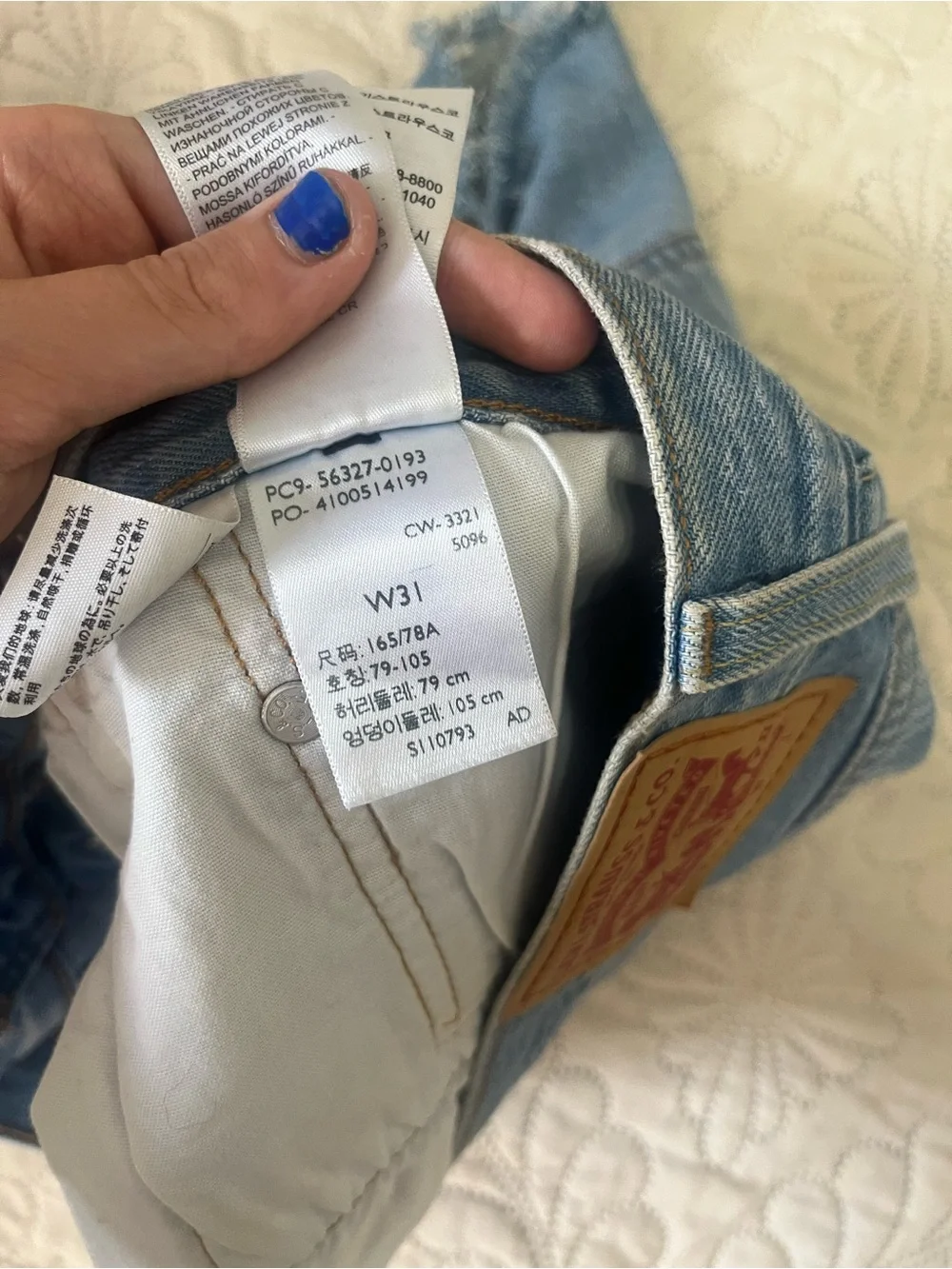 Woman’s High waisted button up Levi’s 501 shorts. Medium wash denim. W32